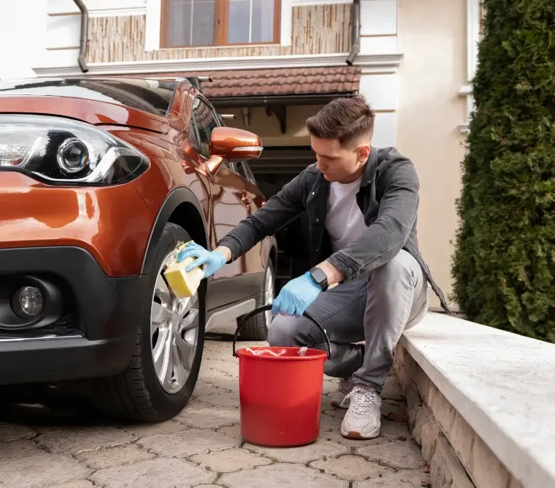Lavage auto à domicile Montfaucon-en-Velay : professionnel intervenant sur un véhicule